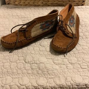 Minnetonka ankle moccasins size 6